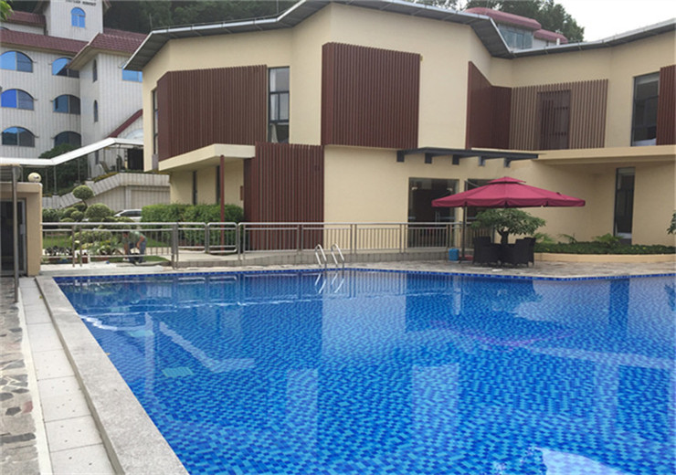 廣州蓮花山嶺南佳園度假酒店是嶺南集團(tuán)下屬的旅游度假酒店，位于4A級(jí)國(guó)家風(fēng)景名勝區(qū)番禺蓮花山下，占地超過(guò)3萬(wàn)平方米，以歐陸園林風(fēng)格的建筑為主。酒店設(shè)露天游泳池，我司受邀提供泳池設(shè)備及安裝方案的設(shè)計(jì)和施工。