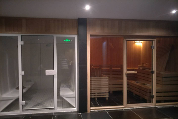 高端會(huì)所泳池設(shè)備、桑拿房均采用進(jìn)口高端品牌，由廣州搏瀾泳池設(shè)備有限公司提供安裝服務(wù)。會(huì)所主要接待業(yè)主邀請(qǐng)的商界要人、行業(yè)精英、金融巨子、教育泰斗等社會(huì)名流；并不對(duì)外開(kāi)放。