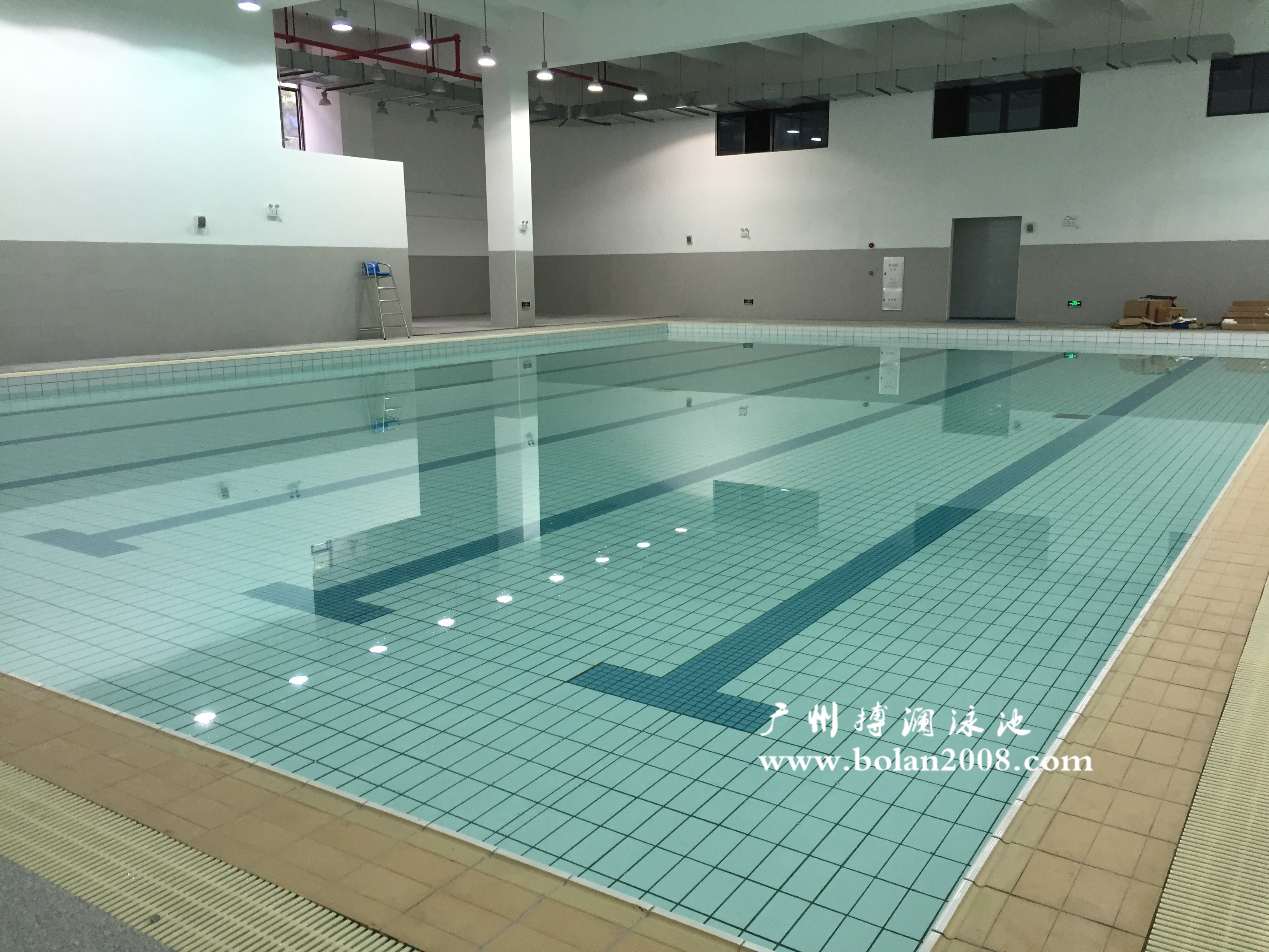學(xué)校體育館內(nèi)設(shè)有恒溫泳池、多功能活動(dòng)中心、舞蹈室等配套設(shè)施。其泳池設(shè)備均采用我司產(chǎn)品。